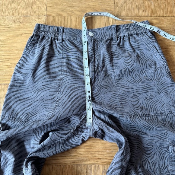 Pilcro Anthropologie Size 29 Zebra Print Cargo Pants Gray Utility Stretch Waist - Picture 11 of 13